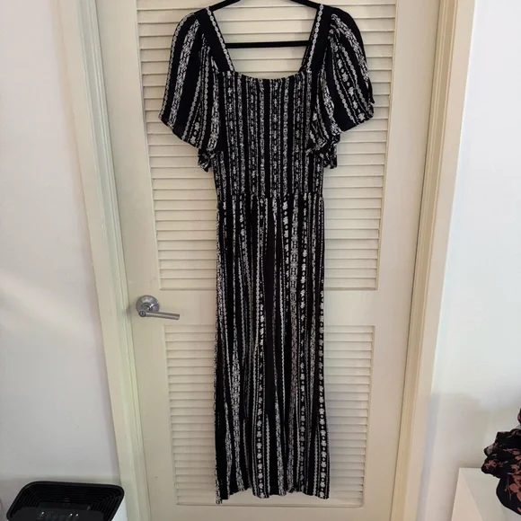 Angie Black and White Maxi Sundress with Dolman Sleeves - Picture 2 of 5